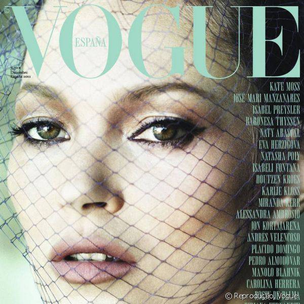 Para a Vogue Espanha, o delineador borrado da top ganhou uma ponta de gatinho e um leve esfumado marrom como complemento